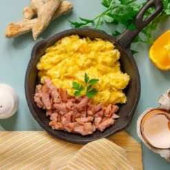 Oeufs brouillés au jambon et fromage
