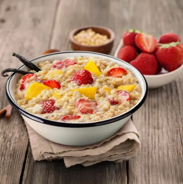 Porridge de riz aux fraises, à la mangue et à la vanille