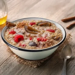 Porridge de riz aux framboises, prunes et cannelle