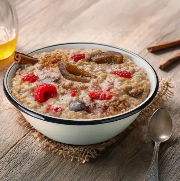 Porridge de riz aux framboises, prunes et cannelle