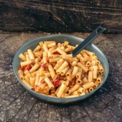 Spaghetti avec sauce tomate et basilic